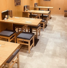 【貸切OK！】 25名様から貸切も承っております。自慢の料理と選び抜かれた日本酒が、特別な時間を演出。落ち着いた照明が、居心地の良い空間を創り出し、リラックスしてお過ごしいただけます。様々なシーンでご利用可能。心を込めておもてなしいたします。お問い合わせはお気軽に。みなさまのお越しをお待ちしております。