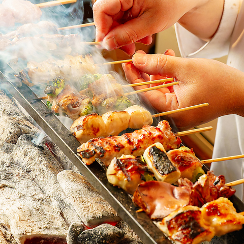 炭火で焼き上げる本格焼き鳥！新鮮な食材を使用、香ばしい風味をお楽しみください！