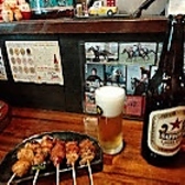 生ビールは最後の一口まで美味しく飲んでいただきたいので、ビールを注ぐジョッキ・タンブラーは徹底的に洗浄。飲むたびにレーシングができ、きめ細やでクリーミーな泡を楽しめます。また、味や香りが楽しめるようグラス・樽・注出などすべての温度管理も徹底して行っています。