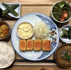サーモンのレアカツ定食