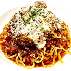 モッツァレラチーズの入ったカツレツのせボロネーゼ