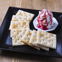 ホイップクリームとクラッカー