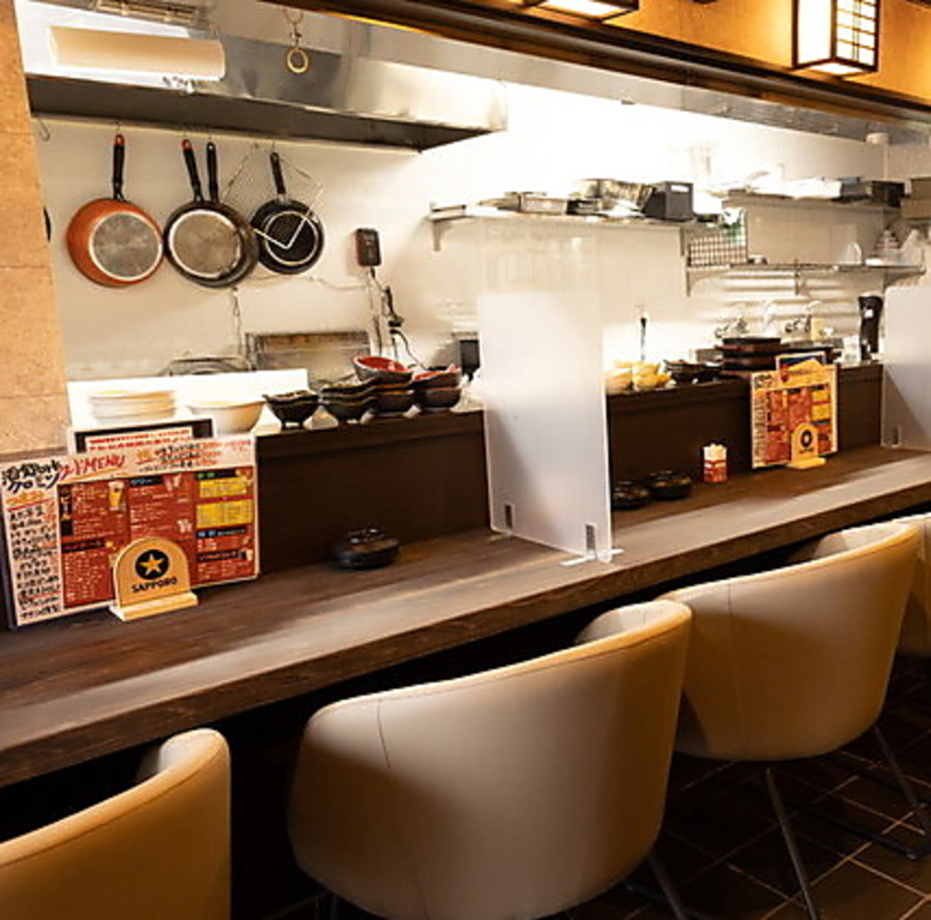 カウンター席で刺身や肉料理を楽しめる落ち着いた雰囲気の居酒屋。