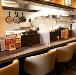 カウンター席で刺身や肉料理を楽しめる落ち着いた雰囲気の居酒屋。