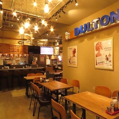 4名様用のテーブル席を3席ご用意いたしております。ご友人との飲み会や少人数の集いに最適です。また、テーブルをつなげる事によって最大12名様がご利用可能なテーブル席にもなりますので、大人数の各種ご宴会でも是非ご利用ください！