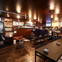 フレキシブルな配置が可能な4名掛けテーブル席を5卓ご用意。用途に応じて組み合わせを変えることで、お客様のニーズに合わせた快適な空間を提供します。お食事から軽めの利用まで幅広く対応可能です。