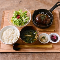 自家製デミグラスソースのハンバーグ定食