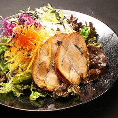 自家製チャーシューとたっぷり野菜のラーメンサラダ