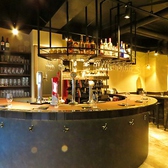 目の前で注がれたクラフトビールが楽しめるカウンター席♪