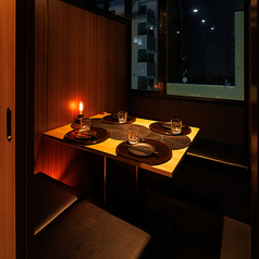 2名様～ご利用可能な完全個室！プライベート感たっぷりのくつろぎ空間です！周りを気にせず会話を楽しめるから、デートや女子会、仲間との飲み会にもピッタリ♪落ち着きとワクワクが詰まった、まるで自分たちだけの隠れ家空間で、ゆったりとした時間をお過ごしください！席のみ予約も受付けてますのでお気軽にどうぞ！