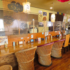 カウンター5席ございます。