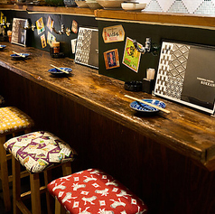 1階はカウンター席6席。仕事帰りの一杯にもデートにも最適な落ち着く空間。