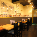 4名様テーブルが３つ、2名様テーブルが1つございます。ご家族や親しいご友人との会食や、仕事終わりにサクッとご利用いただけます