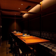 最大12名様までご利用いただける個室席。会社の部署飲み会や歓迎会、送迎会親しい仲間とのお集まりなどにおすすめです。まとまった人数でも一体感のある空間で、周囲を気にせずお食事や会話をお楽しみいただけます。