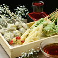 定番の海老やホタテはもちろん！季節の野菜や名古屋の名物、名古屋コーチンを使用した天ぷらメニュー等、多彩にご用意！全て料理長が厳選した食材を使用しておりますので、その時に一番美味しい物をご賞味頂けます。さらに、牛肉天やフォアグラ天などの創作天ぷらもご賞味頂けます。選りすぐった日本酒やワインとご一緒に。