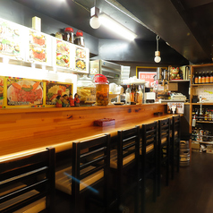 6席ございます。木目が美しい、落ち着いた雰囲気のカウンターです。おひとり様や少人数でゆっくりと食事をお楽しみたい時にご利用ください