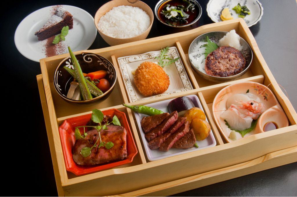 ランチ限定!!オークマ特製松花堂　自慢のメニューを1皿ずつ味わえる。