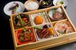 ランチ限定!!オークマ特製松花堂　自慢のメニューを1皿ずつ味わえる。
