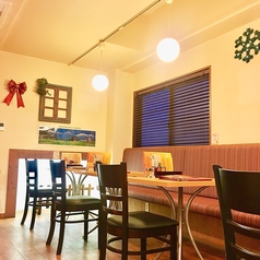 友達同士、カップル、職場の仲間、ファミリーの方もお使い頂けるテーブル席です。ランチではお話しながら、お食事を楽しんで頂く、夜はお食事だけではなく、チョイ飲みでお酒も楽しめるそんな席です(広島　ランチ　女子会　会社宴会　インドカレー　各国料理　ナン　カレー)