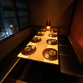 温かみのある照明と木目のテーブルがやさしく迎える完全個室！落ち着きと居心地の良さが魅力！シンプルで洗練された空間に、料理とお酒が並べば、飲み会のムードもバッチリ♪ゆったりと座れるシートで、仲間との飲み会、会社の宴会がもっと楽しくなること間違いなし！女子会や誕生日会、ちょっと特別な夜にもピッタリ♪