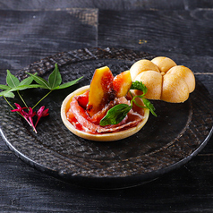 生ハムと季節フルーツ　クリームチーズ