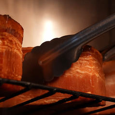 じっくりと燻した香り高い自家製の燻製