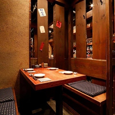 少人数向けの個室は、ゆったりと過ごせる落ち着いた空間。周囲を気にせず会話を楽しめるため、接待や記念日、女子会など幅広いシーンに対応します。