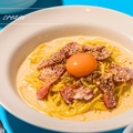 料理メニュー写真&nbsp;【全粒粉入り生パスタ】ヨード卵・光と吊るしベーコンのカルボナーラ