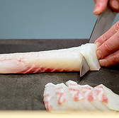 大衆割烹の真骨頂とも言える『おまかせ造り盛り』は、職人が市場直送の旬魚を丁寧に目利きした贅沢な逸品です。本格割烹のクオリティを維持しつつ、980円(税込)という驚きのカジュアル価格でご提供。季節ごとに変わる豊かな魚の旨味と、目にも美しい盛り付けが、お酒をより一層美味しく進ませる自慢のひと皿です。