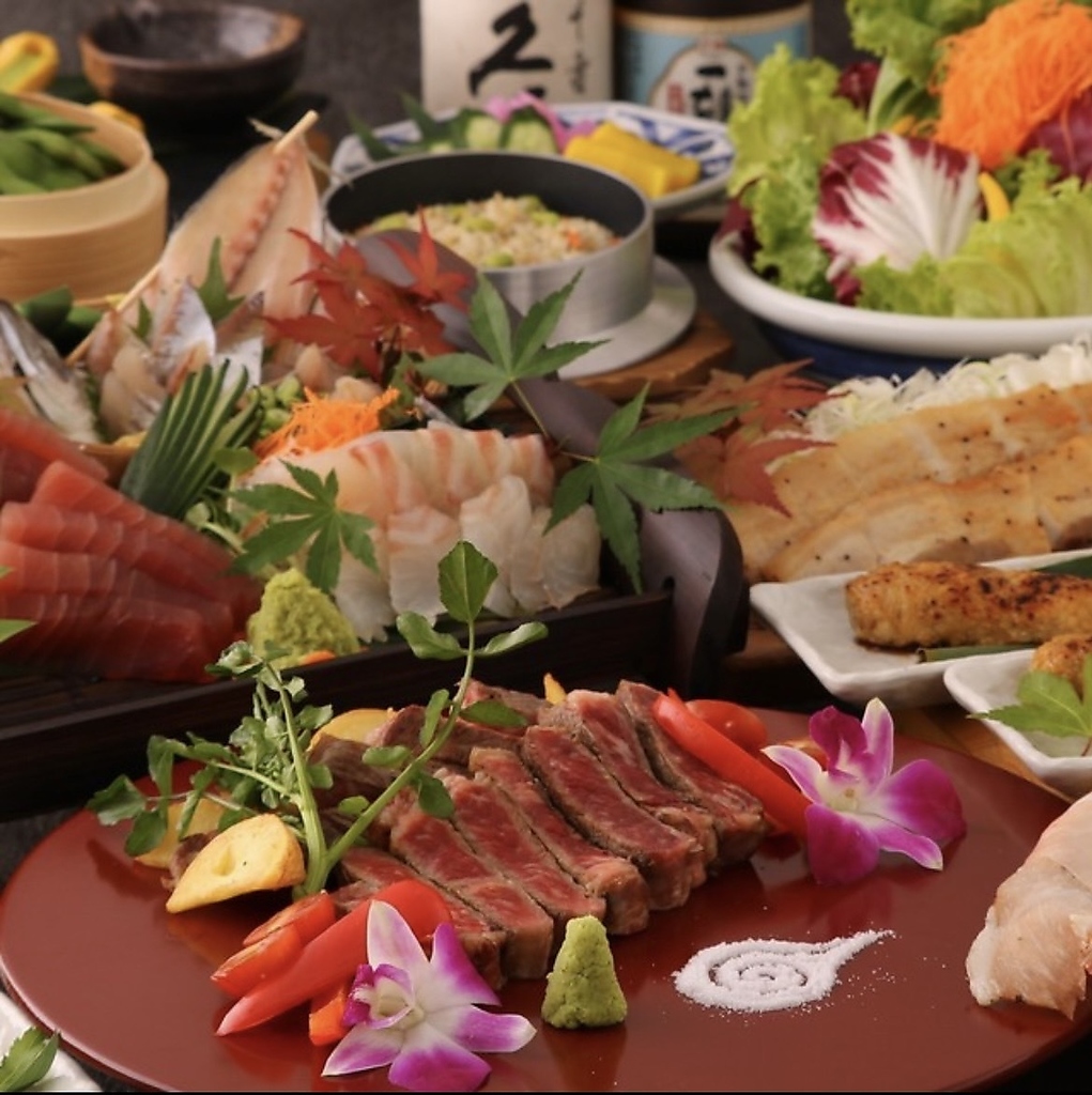 漁港直送鮮魚の盛り合わせや牛ステーキが楽しめる自慢のコースをご用意しています♪