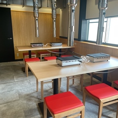 当店でご用意しているテーブル席は、ご宴会時にも大活躍◎会社宴会をはじめ、打ち上げや懇親会などの大型宴会にも対応しております！少人数のお集まりも大歓迎ですので、ぜひ店舗スタッフまでご相談ください♪お席同士の距離感が程よく、ゆったり寛ぎながらお楽しみいただけるテーブル席で、賑やかな時間をご満喫ください◎