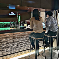 ふたりだけの空間に！チートデイデートは、バーカウンター席！