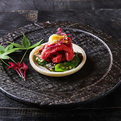 サロマ黒牛ローストビーフ　焼万願寺とうがらしのマリネ