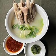 名物「茹でスペアリブ」も堪能できる羊肉づくしのコース
