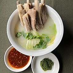 名物「茹でスペアリブ」も堪能できる羊肉づくしのコースの写真