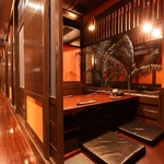 店内には趣の異なる個室が23室あります。会社帰りの宴会から大人デートまで色んなシーンに使えます。