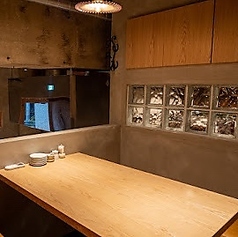 ロフト席は、少人数でのお集まりにぴったりな隠れ家的空間です☆周囲の喧騒から離れ、プライベート感を大切にしながら、大切な人たちと語らうことができる人気のお席。落ち着いた雰囲気が漂う空間で、心をリラックスさせ特別な時間を共有するのに、最適なシチュエーションとなります◎