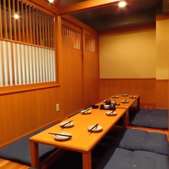 当店の完全個室は、6～10名様までご利用いただける落ち着いた空間です。和の趣を大切にした内装で、プライベート感を重視しています。ゆったりとした座布団付きのテーブル席があり、くつろぎながらお食事を楽しむことができます。特別な集まりやビジネスシーンにも最適で、周囲を気にせず大切な時間を過ごせます。