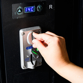 ワインはお客様ご自身で注ぐスタイルです。コインを入れると適量が自動で注がれます。