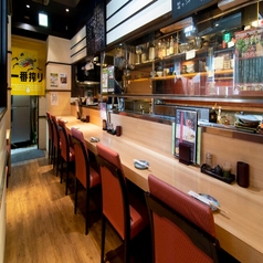 木の温もりに包まれた清潔感のあるカウンターには、座り心地の良い赤いチェアをご用意しました。お客様のペースに合わせてお料理を提供する心地よい接客が自慢で、スタッフとの気軽な会話も楽しめるアットホームな空間です。お仕事帰り等ふらっと立ち寄ってみて下さい!