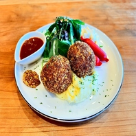 サクサク衣と特製ソースで味わうボリューム満点な逸品♪