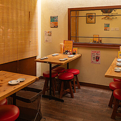 屋台のような活気と清潔感を兼ね備えた内装。開放的な雰囲気の中で、会話も弾むこと間違いなしです◎