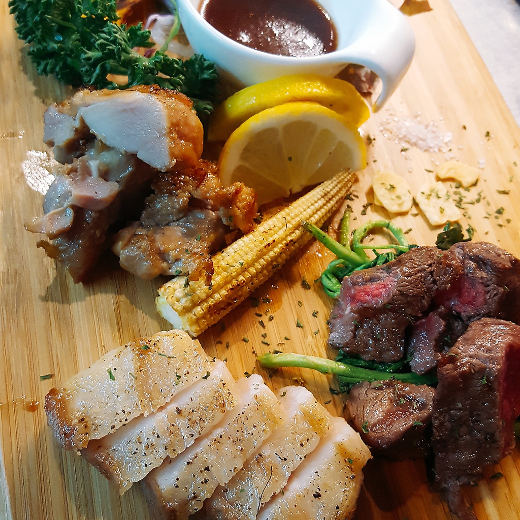 多様なメニューの中でもお肉は抜きんでて当店人気メニューです！