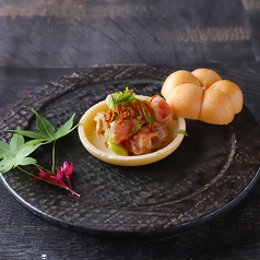 マグロとアボカドのタルタル　エスニック風