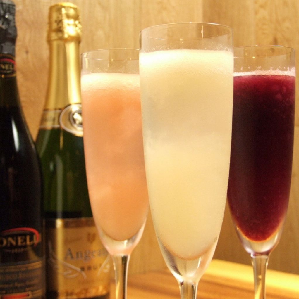 Di PUNTO自慢のワインは種類豊富！グラスワインやボトルはもちろん、サングリアなどもご用意♪ 