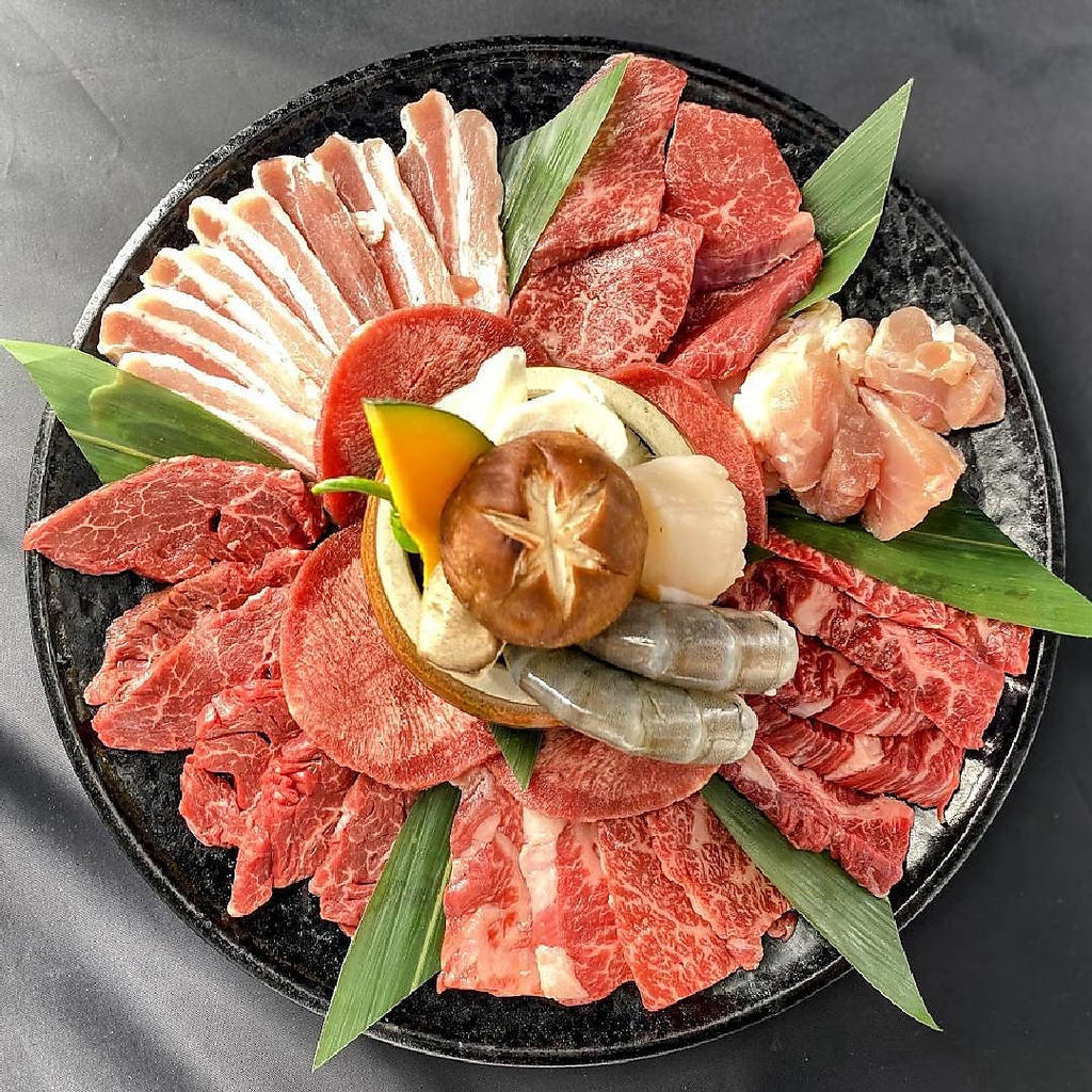 お肉と海鮮、焼き野菜がバランスよく揃った贅沢なセットもご用意！