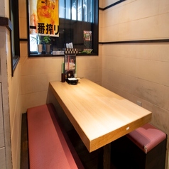 柔らかいクッションが心地よく、女子会や少人数での合コン、ご家族でのお食事など、周りを気にせずゆっくりと会話を楽しむのに最適なお席です。周りのお客様に気兼ねすることなく、アットホームな食事の時間をお楽しみいただけますので、ぜひご利用ください♪