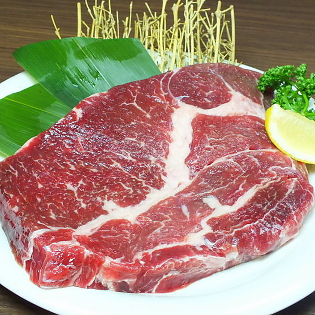迫力満点のボリューム！名物ビッグステーキは鉄板焼きでも人気の一品。肉の旨味を豪快に楽しめます。