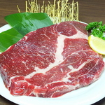 迫力満点のボリューム！名物ビッグステーキは鉄板焼きでも人気の一品。肉の旨味を豪快に楽しめます。