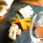 フルーティーな日本酒にはチーズとのペアリングがおすすめ♪口の中いっぱいに濃厚な香味が広がります